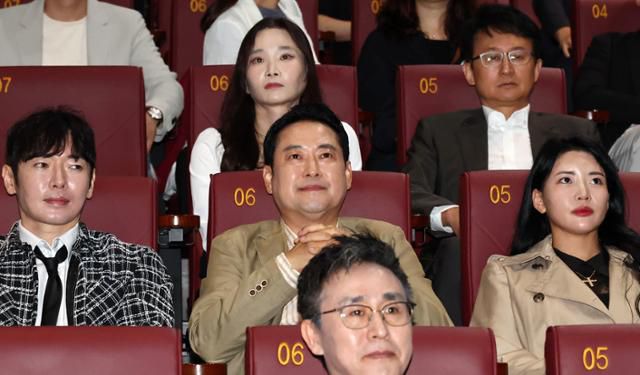 장동혁(가운데) 국민의힘 대표가 7일 오후 서울 영등포구 롯데시네마 영등포점에서 영화 건국전쟁2를 관람하고 있다. 뉴스1