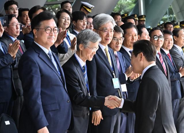 이재명 대통령이 1일 충남 계룡대에서 열린 제77주년 국군의 날 행사에 입장하며 조희대 대법원장과 악수하고 있다. 충남=왕태석 선임기자