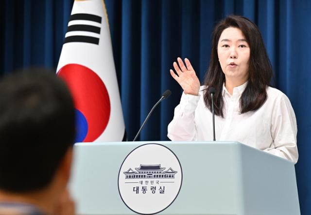 강유정 대통령실 대변인이 9일 용산 대통령실 브리핑룸에서 이스라엘군이 나포한 국제 구호선단 선박에 탑승 한국인 활동가를 조속히 석방할 것을 요구하고 있다. 왕태석 선임기자