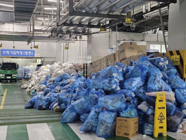 인천국제공항 자회사 노동조합 파업 8일째인 8일 인천공항 제1여객터미널 쓰레기 집하장 앞에 쓰레기봉투와 종이상자가 쌓여 있다. 민주노총 공공운수노조 인천공항지역지부 제공