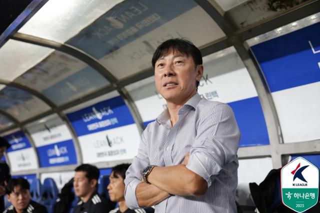 신태용 전 울산HD 감독이 8월 9일 울산 문수축구경기장에서 열린 2025 K리그1 제주 SK와 경기를 지켜보고 있다. 한국프로축구연맹 제공
