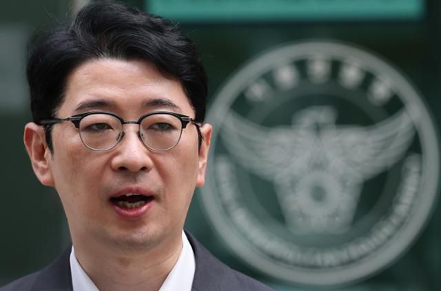 주진우 국민의힘 의원이 지난달 8일 오전 서울 종로구 서울경찰청 민원실에서 조국혁신당 관계자 등을 고발한 뒤 기자회견을 하고 있다. 뉴스1