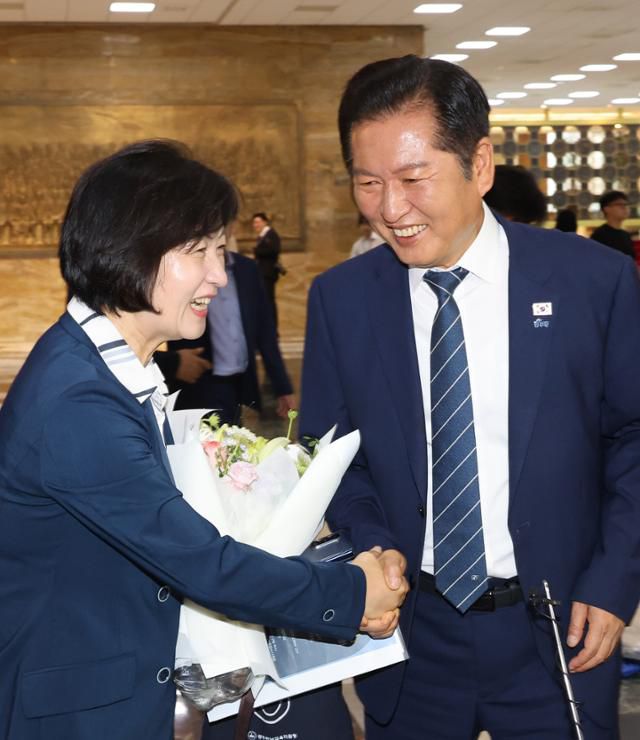 8월 21일 서울 여의도 국회 본회의에서 법제사법위원회 위원장으로 선출된 더불어민주당 추미애 의원이 본회의장을 나서며 정청래 대표와 인사를 나누고 있다. 연합뉴스