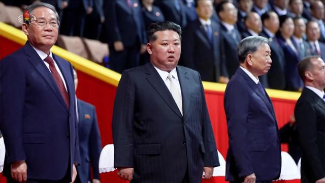 지난 9일 평양 5월1일경기장에서 김정은 국무위원장과 중국 리창 총리, 러시아 메드베데프 안보회의 부의장, 베트남 또 럼 당 총비서 등이 참석한 가운데 노동당 창건 80주년 경축대회를 개최했다고 조선중앙TV가 10일 보도했다. 연합뉴스