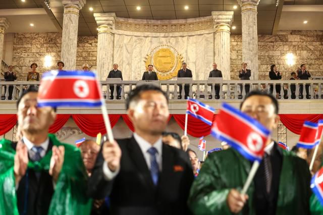 김정은(위쪽 가운데) 북한 국무위원장이 10일 평양 김일성광장 주석단에서 노동당 창건 80주년 기념 열병식을 관람하고 있다. 평양=타스 연합뉴스