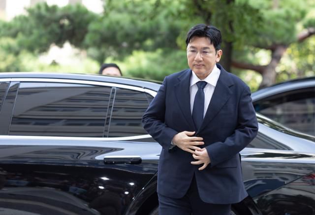 방시혁 하이브 의장이 지난달 15일 서울 마포구 서울경찰청 금융범죄수사대에 조사를 받기 위해 출석하고 있다. 뉴시스