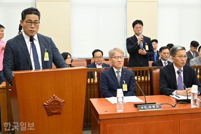 지난해 8월 20일 백해룡 경정(전 영등포 형사과장)이 20일 국회 행안위에서 열린 마약수사 외압 의혹 관련 청문회에서 의원의 질의에 답변하고 있다. 고영권 기자