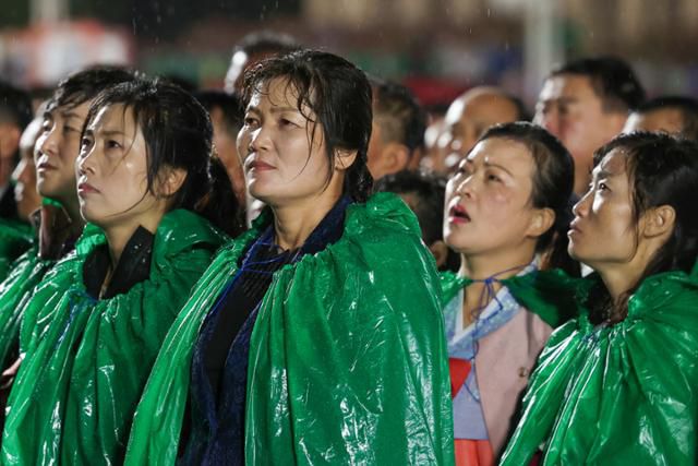 북한 시민들이 10일 평양 능라도5월1일 경기장에서 열린 노동당 창건 80주년 기념 열병식을 관람하고 있다. 평양=타스 연합뉴스