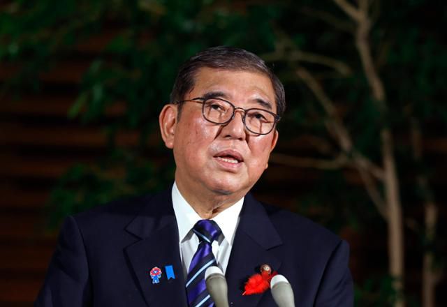 이시바 시게루 일본 총리가 10일 도쿄 총리 관저에서 기자들과 만나 공명당이 여당인 자민당과의 연정을 탈퇴하기로 결정한 데 대한 반응을 밝히고 있다. 공명당은 26년간 연정을 유지해온 여당 자민당과의 연정을 탈퇴하기로 결정했다. 도쿄=EPA 연합뉴스