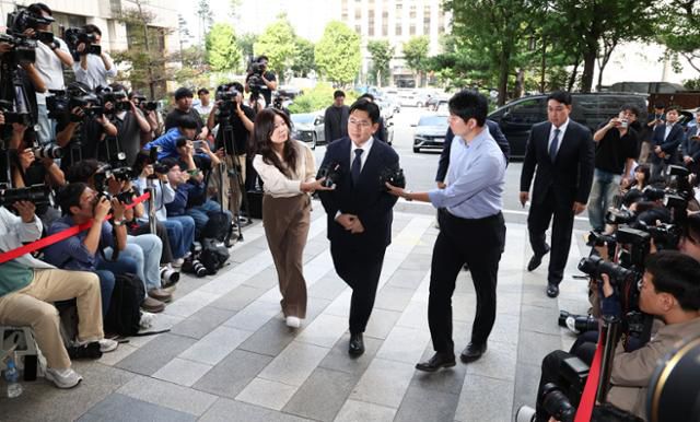 자본시장법 위반 혐의를 받는 방시혁 하이브 의장이 지난달 15일 서울 마포구 서울경찰청 금융범죄수사대에 피의자 신분으로 출석하고 있다. 연합뉴스