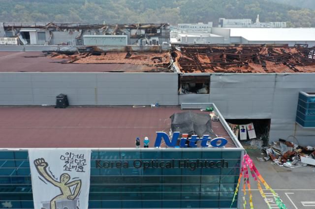 경북 구미시 한국옵티칼하이테크 고공농성장에 '이겨서 땅을 딛고 싶다'는 현수막이 보인다. 구미=홍인기 기자