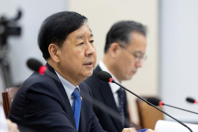 구윤철 부총리 겸 기획재정부 장관이 13일 서울 여의도 국회에서 열린 기획재정위원회 국정감사에 출석해 의원 질의에 답변하고 있다. 뉴스1