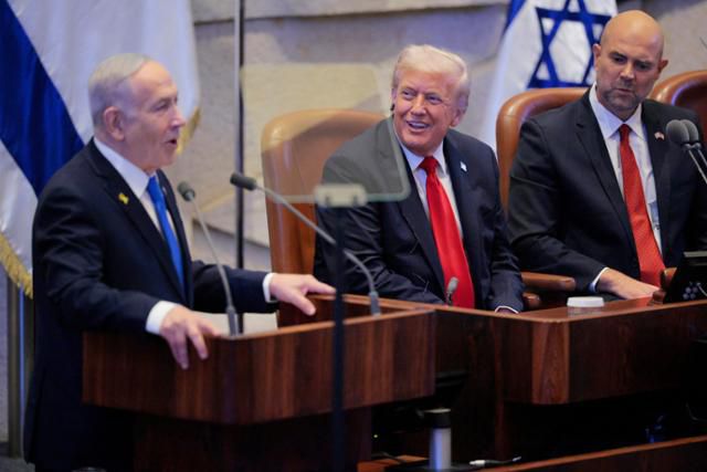베냐민 네타냐후(왼쪽) 이스라엘 총리가 13일 예루살렘의 이스라엘 의회 크네세트에서 도널드 트럼프 미 대통령이 지켜보는 가운데 연설하고 있다. 예루살렘=AP 뉴시스
