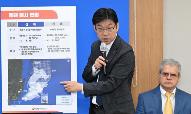 곽원준 한국석유공사 수석위원이 2024년 6월 7일 세종시 정부세종청사 산업통상자원부 기자실에서 동해 심해 가스전 개발과 관련한 브리핑을 하고 있다. 세종=왕태석 선임기자