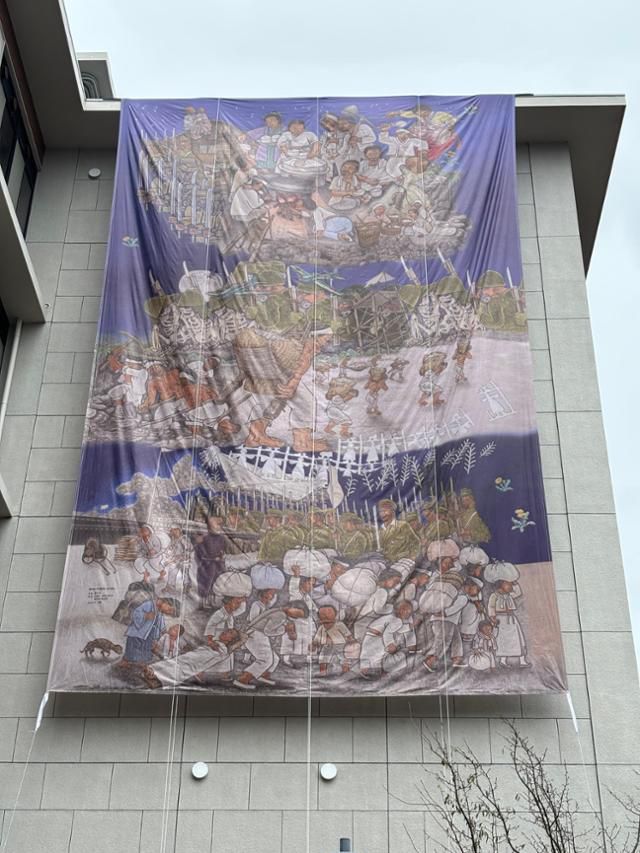 일본 교토부 교토시 소재 도시샤대 이마데카와캠퍼스 내 후소칸 외관에 12일 생명평화미술행동 작가들이 재일조선인 우토로 마을 주민들을 주제로 그린 걸개그림 '피어라! 민들레'가 걸려 있다. 교토=류호 특파원