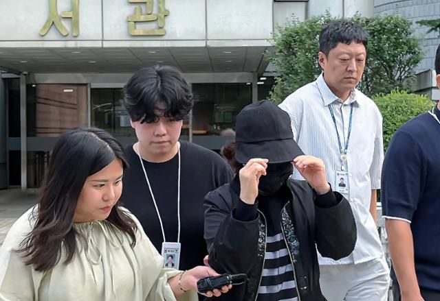 9월 18일 대선을 앞두고 댓글로 여론조작을 했다는 의혹을 받는 손효숙 리박스쿨 대표가 18일 오후 서울 서초동 서울중앙지방법원에서 구속 전 피의자 심문(영장실질심사)을 받은 뒤 밖으로 나오고 있다. 뉴스1