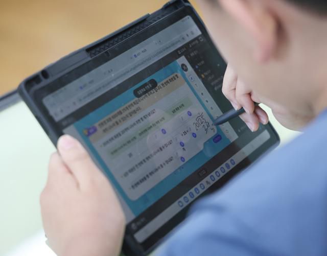 5월 7일 강원 춘천시 남산초등학교에서 열린 디지털교과서(AIDT) 활용 수업 현장 공개 행사에서 학생들이 AIDT를 활용해 수업에 참여하고 있다. 연합뉴스