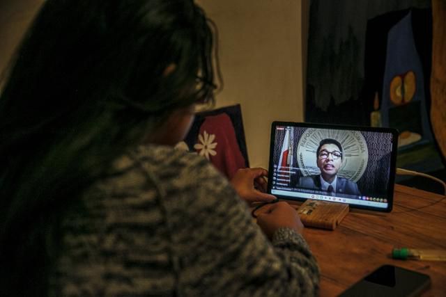 13일 마다가스카르 수도 안타나나리보에서 한 시민이 페이스북을 통해 안드리 라조엘리나 마다가스카르 대통령의 연설을 시청하고 있다. 안타나나리보=AFP 연합뉴스