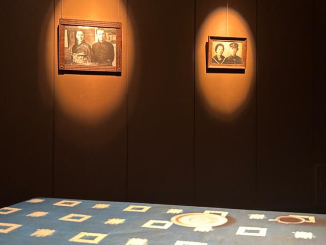 시인 윤동주와 일본인 시인 이바라키 노리코의 생전 모습을 합성한 사진과 티 테이블이 12일 '우토로 아트 페스티벌 2025' 전시관인 일본 교토부 교토시 소재 도시샤대 이마데가와캠퍼스 안에 놓여 있다. 이 작품은 기슬기 작가가 '전쟁이 없었다면 윤동주와 이바라키가 만나 커피를 마시며 문학에 대한 이야기를 나누지 않았을까'를 가정해 만들었다. 교토=류호 특파원