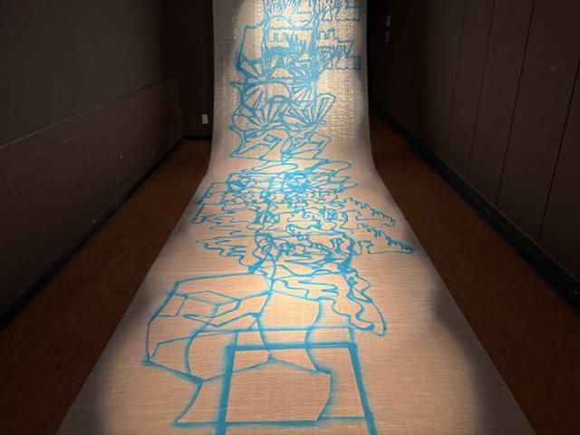 최지목 작가의 '높은 곳에서 낮은 곳으로'라는 제목의 작품이 12일 '우토로 아트 페스티벌 2025' 전시관인 일본 교토부 교토시 소재 도시샤대 이마데가와캠퍼스에 전시돼 있다. 재일조선인의 저항과 공존이라는 메시지를 표현한 작품이다. 교토=류호 특파원