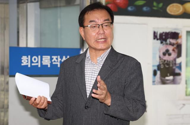 채상병 순직사건 외압 의혹을 수사하는 이명현 특별검사가 지난 6월 22일 오전 서울 서초구 서초동 사무실로 출근하며 취재진의 질문에 답변하고 있다. 뉴시스