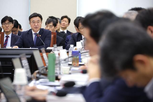 윤호중 행정안전부 장관이 14일 서울 여의도동 국회에서 열린 행정안전위원회 국정감사에서 의원 질의에 답변하고 있다. 연합뉴스