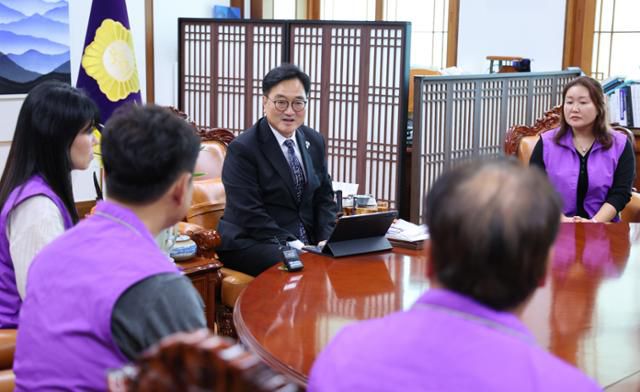 우원식 국회의장이 15일 서울 여의도 국회 의장실에서 10·29 이태원참사 유가족들을 접견하고 있다. 뉴스1