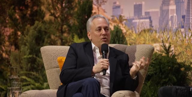 14일(현지시간) 미국 샌프란스시코 모스콘센터에서 열린 세일즈포스의 연례 고객행사인 '드림포스 2025' 중 깜짝 손님으로 등장한 미국 행정부의 인공지능(AI)·가상자산 총책임자(차르) 데이비드 삭스가 발언하고 있다. 세일즈포스 제공