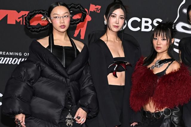 지난달 미국 뉴욕에서 열린 MTV 비디오 뮤직 어워즈에 참석한 영화 '케이팝 데몬 헌터스'의 오드리 누나(왼쪽부터), 이재, 레이 아미. 한국에서 시작한 K팝은 국경과 언어를 초월해 '세계의 언어'가 됐다는 평가를 받는다. AP 연합뉴스