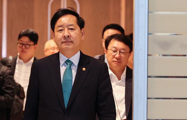 구윤철 경제부총리 겸 기획재정부 장관이 15일 인천국제공항 제2터미널을 통해 미국으로 출국하고 있다. 영종도=뉴스1