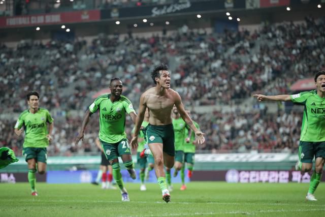 전북 현대의 송민규(왼쪽 세 번쨰)가 지난달 27일 서울월드컵경기장에서 열린 FC서울과의 경기에서 득점에 성공한 후 상의를 탈의해 세리머니를 하고 있다. 한국프로축구연맹 제공