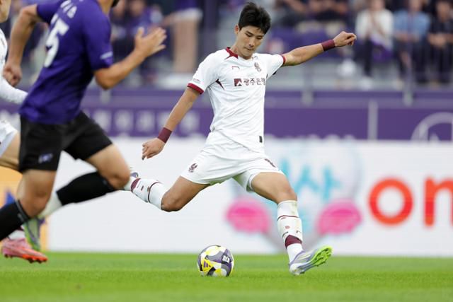 광주FC의 박인혁이 지난달 28일 경기 안양종합운동장에서 열린 FC안양과의 경기 도중 슈팅을 시도하고 있다. 한국프로축구연맹 제공