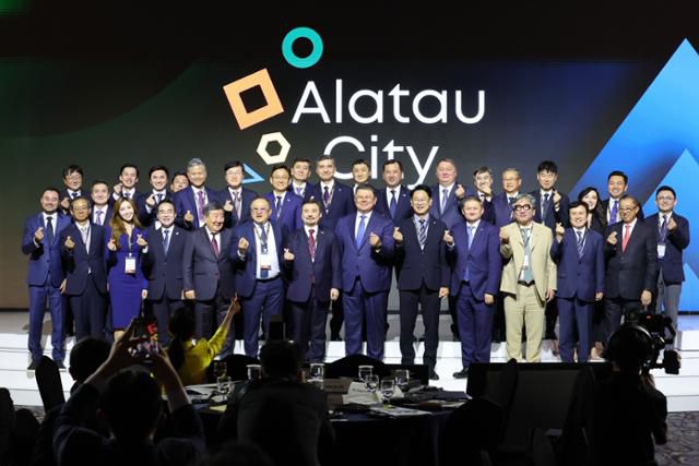 카나트 보줌바예프 카자흐스탄 부총리를 비롯한 참석자들이 15일 서울 중구 롯데호텔에서 열린 카자흐 알라타우 시티 국제 로드쇼에서 기념촬영을 하고 있다. 뉴시스