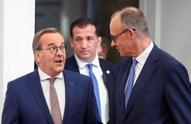 지난 8월 27일 독일 베를린 국방부에서 열린 내각 회의 후 기자회견에 참석하기 위해 걸어가며 이야기를 나누는 프리드리히 메르츠(오른쪽) 독일 총리와 보리스 피스토리우스 국방장관. 베를린=로이터 연합뉴스