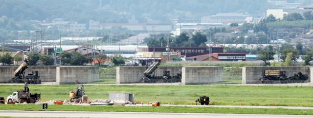 이재명 대통령과 도널드 트럼프 미국 대통령의 한미 정상회담이 하루 앞으로 다가온 가운데 경기 평택시 주한미군 오산공군기지에 패트리엇(PAC-3) 미사일이 배치되어 있는 모습. 뉴스1