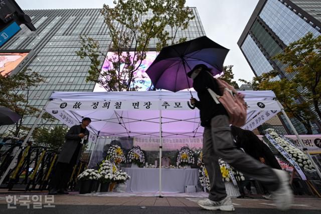 13일 민중기 특별검사팀 사무실이 있는 서울 종로구 광화문 KT웨스트빌딩 앞 인도에 '양평 공흥지구 특혜 의혹'과 관련해 수사를 받다 숨진 채 발견된 양평군 공무원 A씨의 분향소가 마련돼 있다. 이 분향소는 신자유연대와 국민의힘평당원협의회 관계자들이 설치했다. 박시몬 기자