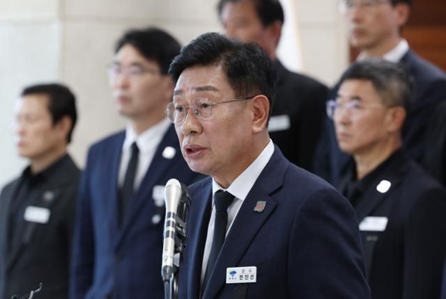 전진선 양평군수가 14일 경기 양평군청 별관 대회의실에서 열린 기자회견에서 민중기 특별검사팀 조사를 받은 후 숨진 채 발견된 공무원 관련 기자회견을 하고 있다. 뉴스1