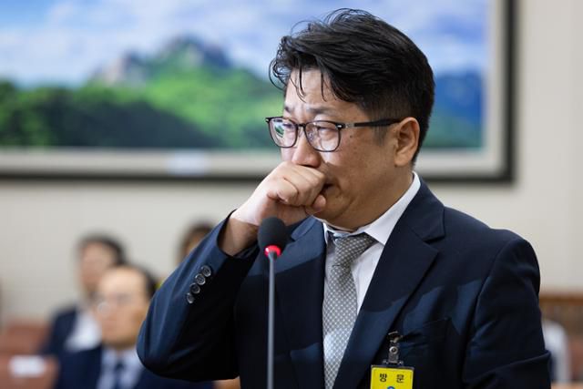 문지석 검사가 15일 서울 여의도 국회에서 열린 기후에너지환경노동위원회의 고용노동부 등에 대한 국정감사에 쿠팡CFS 퇴직금 미지급 검찰 수사 관련 참고인으로 출석해 의원 질의에 답변하던 중 눈물을 삼키고 있다. 뉴스1
