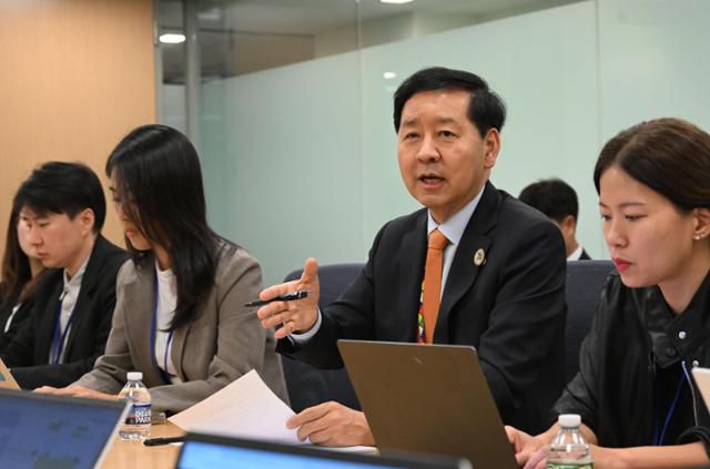 구윤철 부총리 겸 기획재정부 장관이 16일 미국 워싱턴 국제통화기금(IMF) 본부에서 동행기자단과 간담회를 하고 있다. 기획재정부 제공