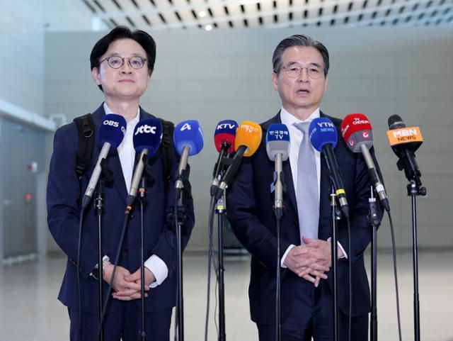 김용범(오른쪽) 대통령실 정책실장과 김정관 산업통상자원부 장관이 한미 관세 협상 후속 협의를 위해 16일 인천국제공항에서 워싱턴으로 출국하기 직전 취재진의 질문에 답하고 있다. 인천=뉴시스