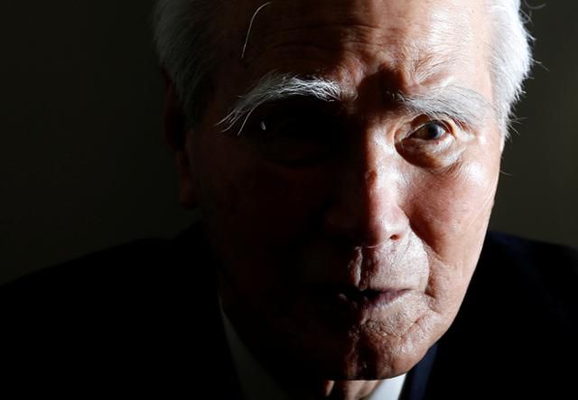 무라야마 도미이치 전 일본 총리가 2015년 3월 일본 도쿄의 사회민주당 청사에서 로이터통신과의 인터뷰에 응하고 있다. 도쿄=로이터 연합뉴스