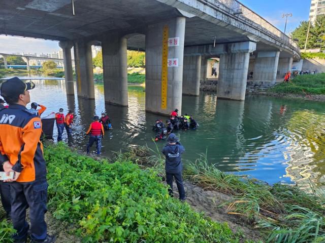 경기 의정부시 중랑천 징검다리에서 실종된 중학생이 나흘 만인 17일 오전 신곡동 동막교 근처에서 발견돼 소방대원들이 시신을 수습하고 있다. 경기북부소방재난본부 제공