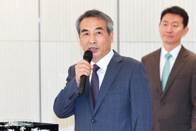 윤석열 전 대통령 부인 김건희 여사와 관련한 각종 의혹 사건을 수사하는 민중기 특별검사가 7월 2일 서울 종로구 KT광화문빌딩에 마련된 사무실 앞에서 현판 제막을 한 뒤 발언하고 있다. 정다빈 기자