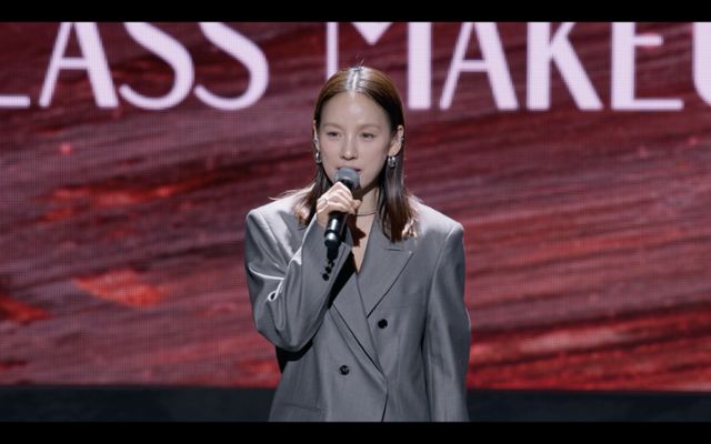 쿠팡플레이의 메이크업 서바이벌 시리즈 '저스트 메이크업'의 사회자 이효리. 쿠팡플레이 제공