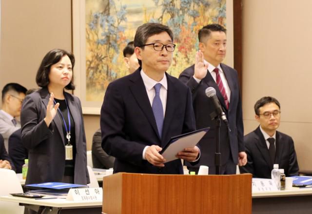 이혁 주일 한국대사가 18일 일본 도쿄 주일 한국대사관에서 열린 국회 외교통일위원회 국정감사에서 선서하고 있다. 도쿄=연합뉴스