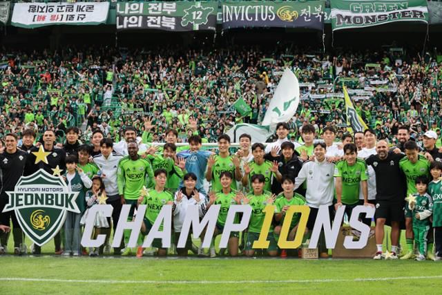 전북 현대 선수단이 18일 전북 전주월드컵경기장에서 열린 수원FC와의 K리그1 2025 33라운드 경기에서 2-0으로 승리, 정규리그 우승을 확정한 뒤 기념촬영을 하고 있다. 전북은 K리그 최초로 10번째 우승을 달성했다. 전주=연합뉴스