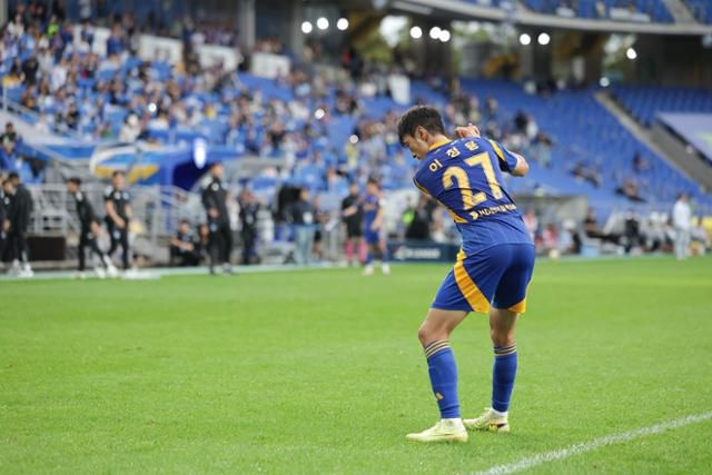 울산HD의 이청용이 18일 울산문수축구경기장에서 열린 광주FC와의 K리그1 2025 33라운드에서 후반 추가시간 페널티킥을 성공한 뒤 '골프 세리머니'를 하고 있다. 한국프로축구연맹 제공