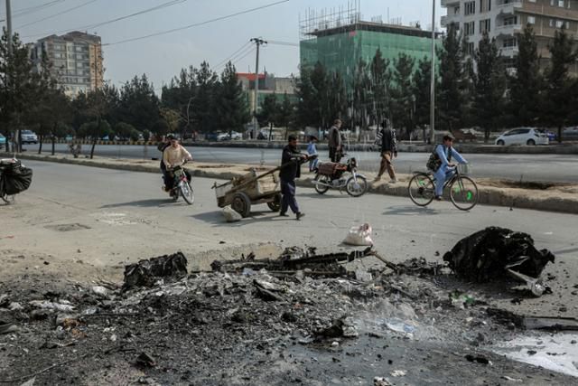 19일 아프가니스탄 카불에서 파키스탄의 공습으로 도로가 손상돼 있다. 카불=EPA 연합뉴스