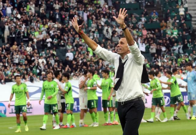 거스 포옛 전북 현대 감독이 18일 전북 전주월드컵경기장에서 열린 수원FC와의 K리그 2025 33라운드에서 2-0으로 승리, K리그 최초 10번째 우승을 확정하며 팬들을 향해 손을 흔들고 있다. 전주=연합뉴스