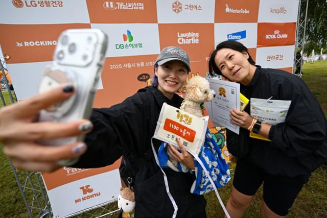 18일 서울 서초구 반포한강공원에서 열린 '제2회 동물행복페스타'에 참가한 시민이 반려견과 함께 기념촬영을 하고 있다. 박시몬 기자